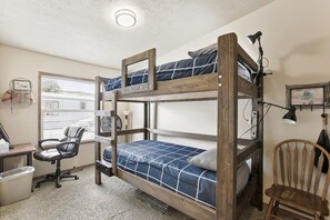 3 slaapkamers, een laptopwerkplek, beddengoed