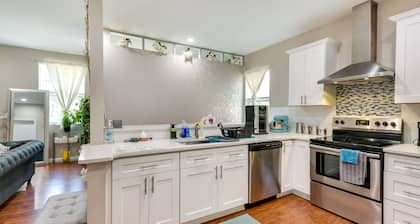 Charming Edgemere Home w/ Deck & Grill!