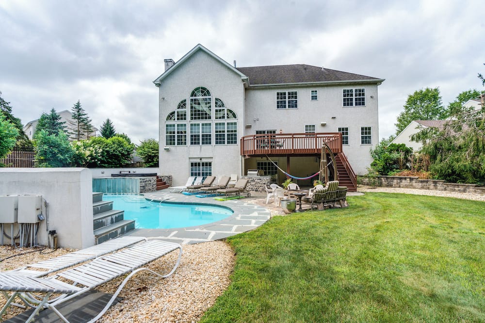 Centrally Located Family Home w/ Pool - Niantic, IL