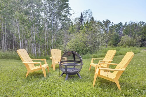 Walk to Lake Superior & Beach: Modern Retreat