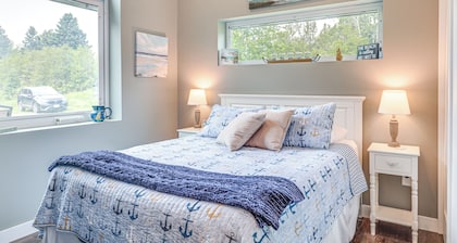 Walk to Lake Superior & Beach: Modern Retreat