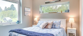 Walk to Lake Superior & Beach: Modern Retreat