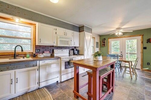 Peaceful Cassville Vacation Rental - Hike & Fish!