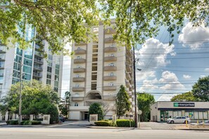 Apartment (2 Bedrooms) | Interior - Atlanta Rental w/ Balcony: Near Buckhead! (Atlanta)