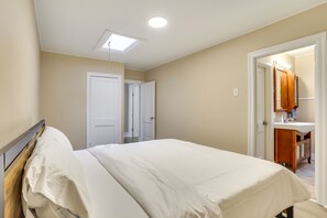 2 bedrooms, iron/ironing board, bed sheets - Hatboro Vacation Rental ~ 25 Mi to Philadelphia! (Hatboro)