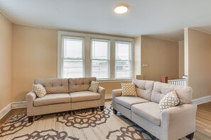 Living area - Hatboro Vacation Rental ~ 25 Mi to Philadelphia! (Hatboro)