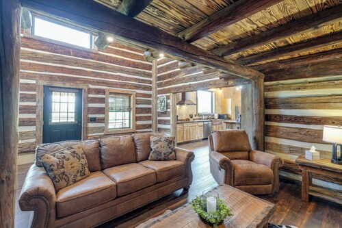 Bedford Cabin w/ Porch, 5 Mi to Historic District!