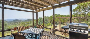 Pipe Creek Escape w/ Screened-in Porch & Hot Tub!