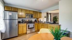 Microwave, oven, stovetop, dishwasher - North Stonington Home Near Coast + Wineries! (North Stonington)