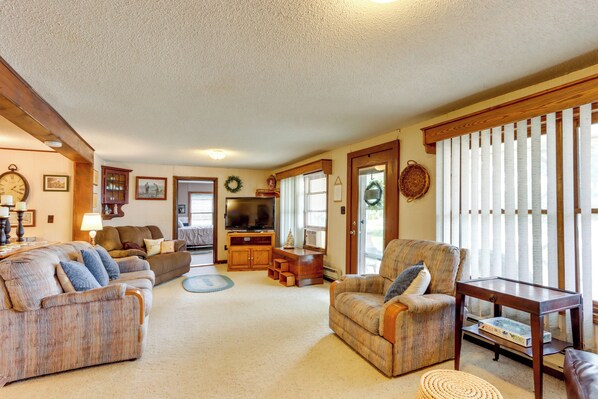 Interior - Quiet Countryside Weaubleau Home w/ Patio & Grill! (Weaubleau)