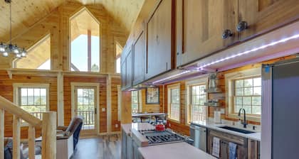 Peaceful Wyoming Cabin w/ Spacious Deck & Wet Bar!