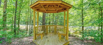 Cozy Tennessee Retreat w/ Patio & Charcoal Grill!