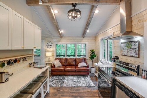 Cozy Tennessee Retreat w/ Patio & Charcoal Grill!