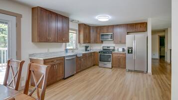 House (3 Bedrooms) | Private kitchen | Microwave, oven, stovetop, dishwasher
