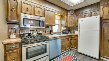 Apartment (2 Bedrooms) | Private kitchen | Microwave, oven, stovetop, dishwasher