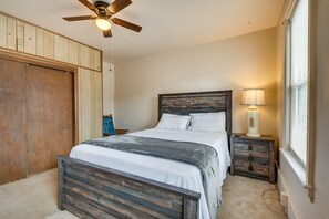 Apartment (2 Bedrooms) | 2 bedrooms, bed sheets - Condo Rental w/ Pool Access ~ 11 Mi to Allentown! (Bath)