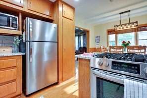 Casa (2 Bedrooms) | Cocina privada | Microondas, horno, placa de cocina y lavavajillas