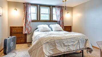 House (2 Bedrooms) | 2 bedrooms, desk, laptop workspace, bed sheets