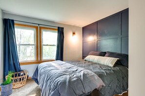 2 bedrooms, desk, laptop workspace, bed sheets - Grand Blanc Rental w/ Gas Grill & Private Yard (Grand Blanc)