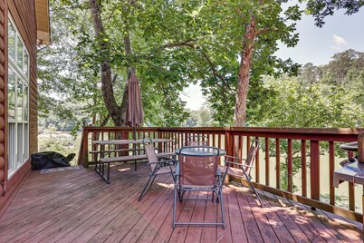 Double Springs Cabin Stay w/ Deck + Shared Dock!