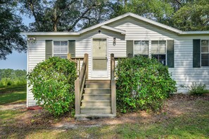 Interior - Sunny Florida Escape w/ Screened-in Patio & Grill! (Caryville)