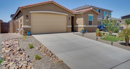Lovely Tucson Home w/ Private Pool & Fire Pit!