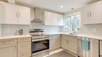 House (5 Bedrooms) | Interior