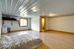 1 slaapkamer, een laptopwerkplek, beddengoed