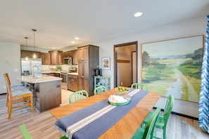 Dining - Pet-friendly Deforest Getaway w/ Backyard! (De Forest)