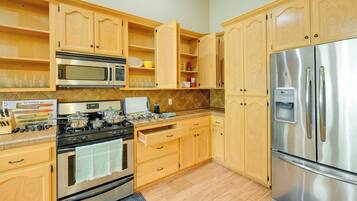 House (5 Bedrooms) | Interior