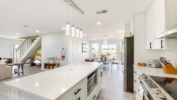 House (2 Bedrooms) | Private kitchen | Microwave, oven, stovetop, dishwasher