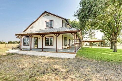 Remodeled Farmhouse on 18 Acres: 8 Mi to Elgin!