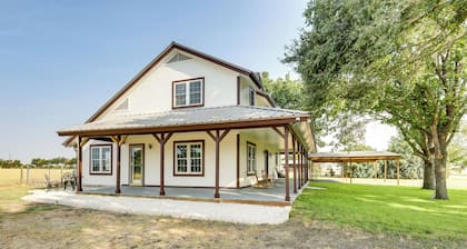 Remodeled Farmhouse on 18 Acres: 8 Mi to Elgin!