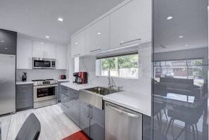 Geladeira, micro-ondas, fogão, cooktop