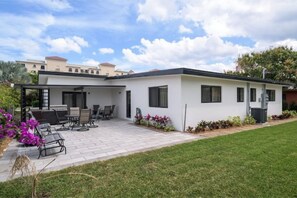 Exterior - Spacious Relaxing Modern home steps to beach #1
 (Fort Lauderdale)