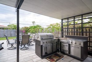 Outdoor dining - Spacious Relaxing Modern home steps to beach #1
 (Fort Lauderdale)