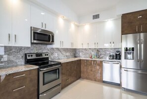 Refrigerador, microondas, horno y parrilla de estufa 