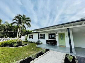 Exterior - Tropical Oasis Private Pool Family Yard 3BR 1BTH 2 Car DRV (Wilton Manors)