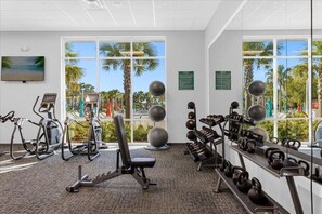 Ein Fitnessraum mit Cardiogeräten, Kurzhanteln und Trainingsbällen.