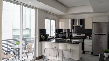 Jääkaappi, mikroaaltouuni, uuni, kahvin-/teenkeitin