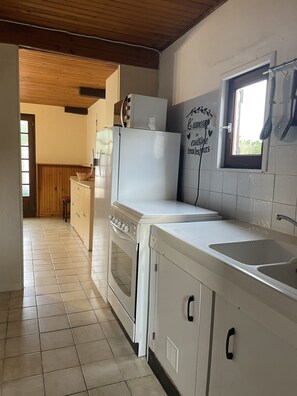 Kylskåp, ugn, diskmaskin och vattenkokare