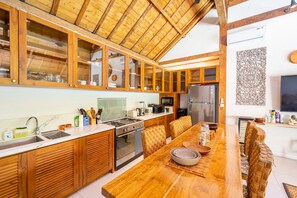 Fridge, stovetop, electric kettle, cookware/dishes/utensils - Cozy 2BR Villa in the heart of Seminyak (Bali)