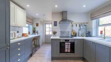 House | Private kitchen | Fridge, microwave, oven, stovetop