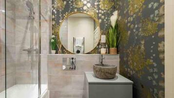 House | Bathroom | Separate bathtub and shower, deep-soaking bathtub, hair dryer, towels