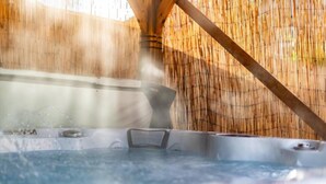 A hot tub with a bamboo backdrop. - Tranquil Appleby House Retreat (Appleby-in-Westmorland)
