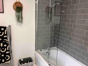 Hus | Bad | Kombinert dusj/badekar, dype avslapningsbadekar, hårføner og håndklær