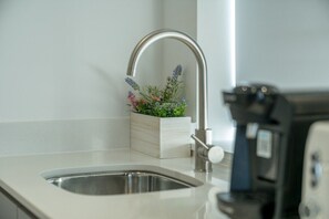 Interior - 2BED RIVER THAMES APT WITH PARKING, WIFI -Mins to O2 Arena, Excel & City Airport (Greater London)