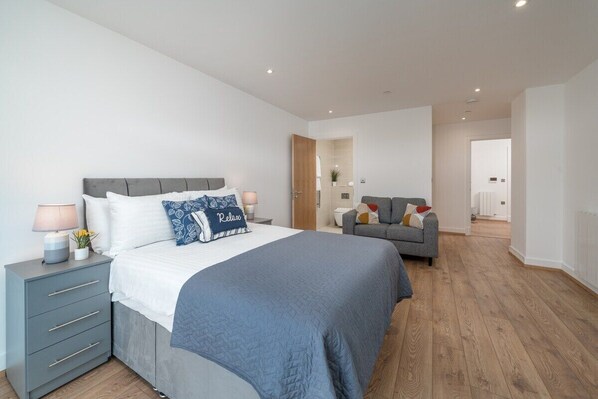 2 bedrooms, iron/ironing board, internet, bed sheets - Skyvillion-Apartments Near River Thames ExCel & O2 (Greater London)