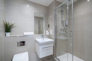 Hair dryer, towels - Skyvillion-Apartments Near River Thames ExCel & O2 (Greater London)