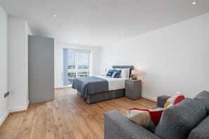 2 bedrooms, iron/ironing board, internet, bed sheets - Skyvillion-Apartments Near River Thames ExCel & O2 (Greater London)
